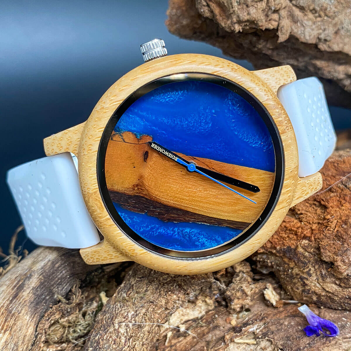 GT075-2 Biały zegarek z zywica niebieską